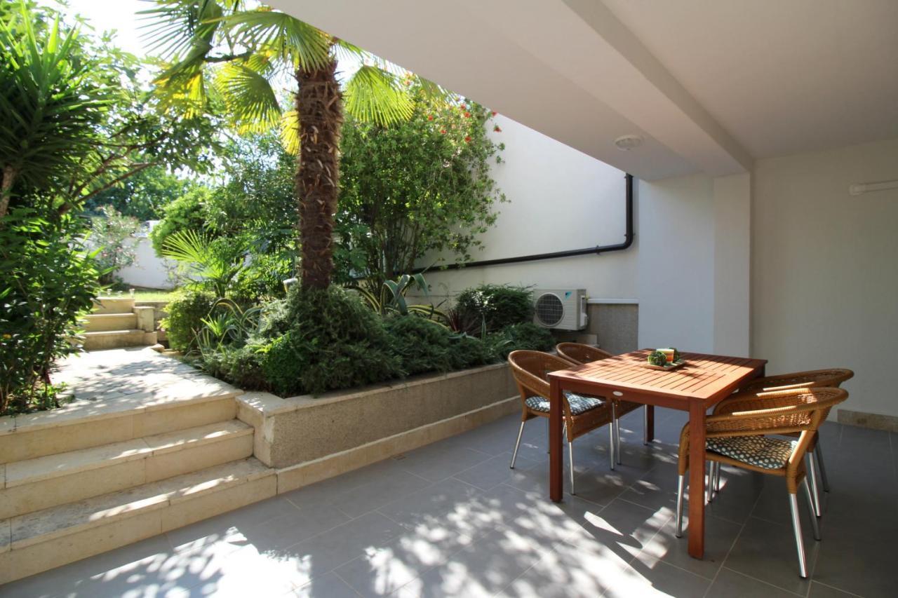 Modern Apartment Zen With Private Garden Пореч Екстериор снимка