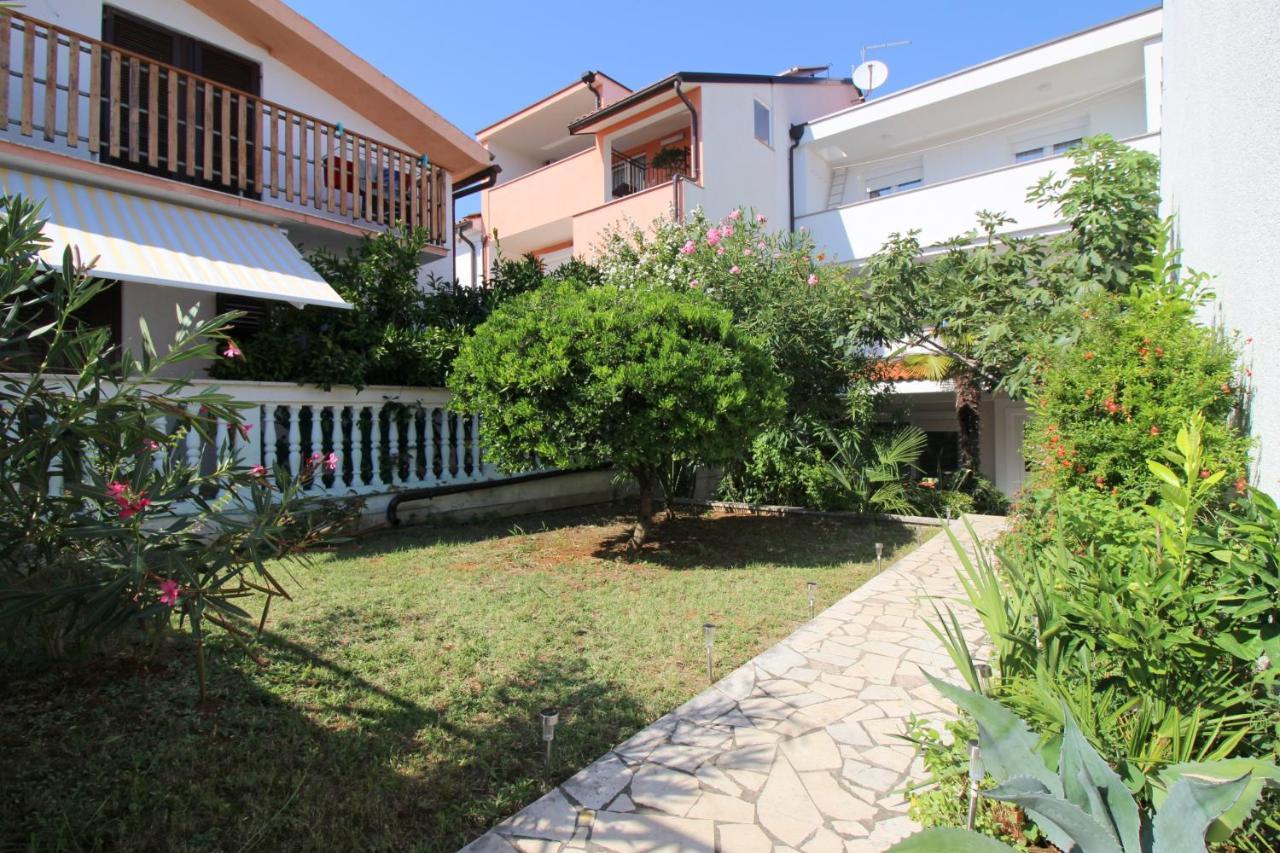 Modern Apartment Zen With Private Garden Пореч Екстериор снимка