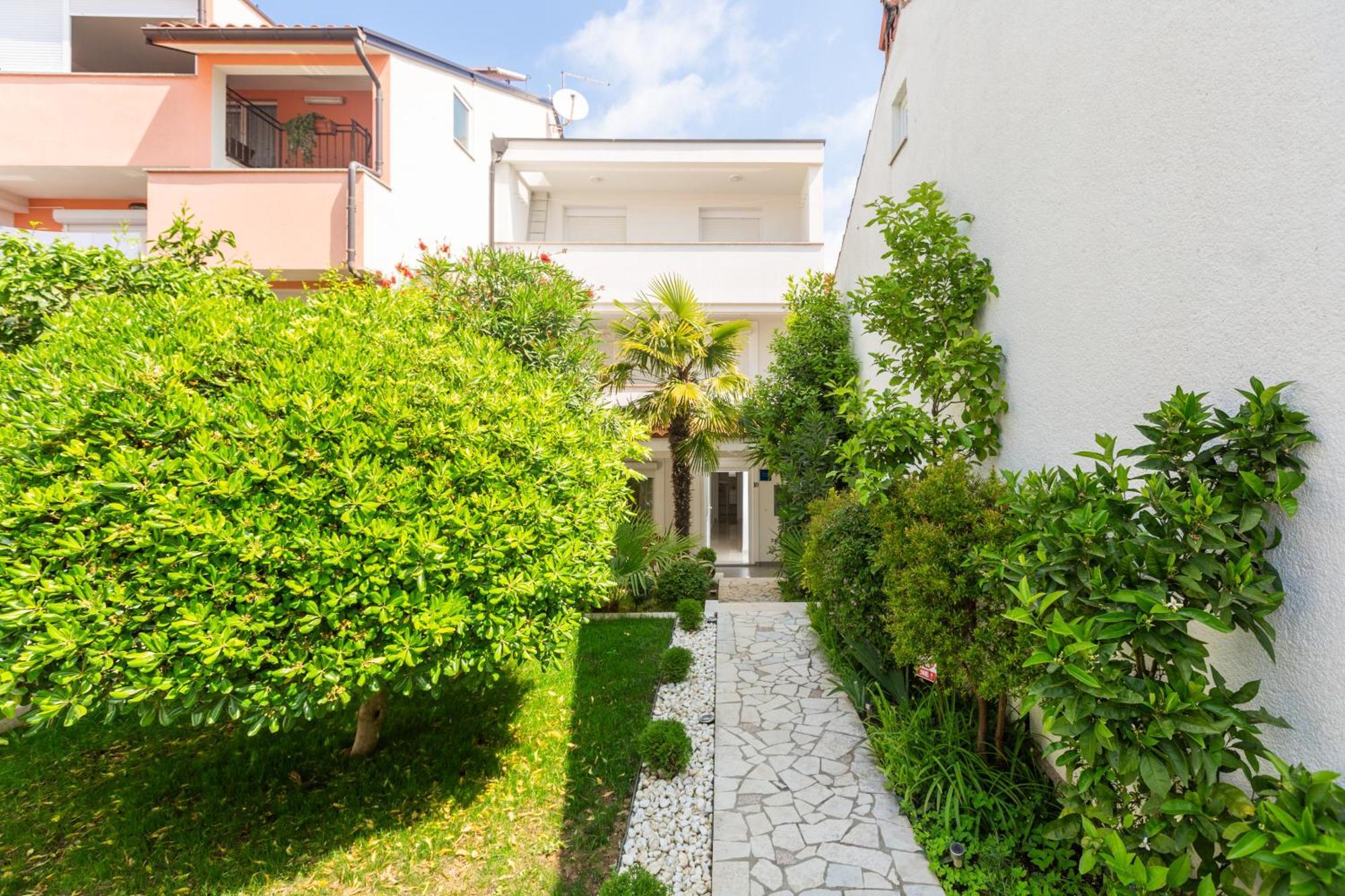 Modern Apartment Zen With Private Garden Пореч Екстериор снимка